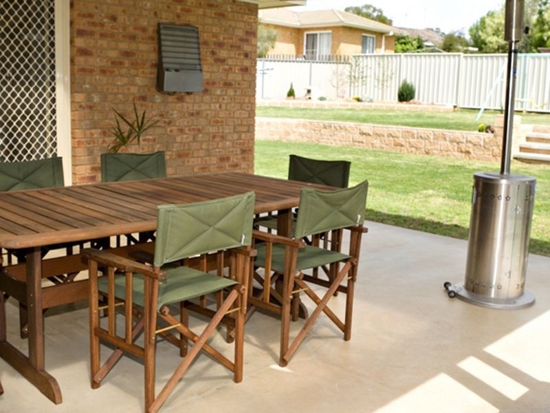 2 Pineview Circuit, Young NSW 2594