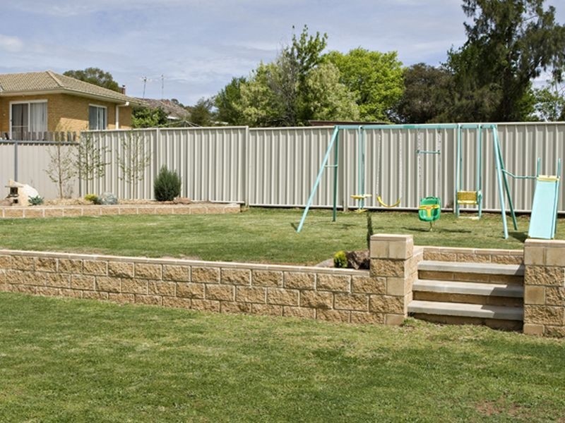 2 Pineview Circuit, Young NSW 2594