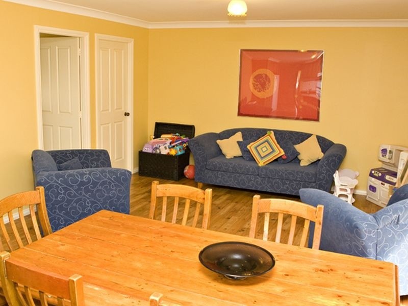 2 Pineview Circuit, Young NSW 2594