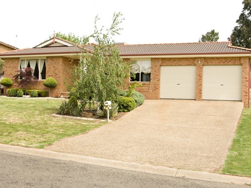 2 Pineview Circuit, Young NSW 2594