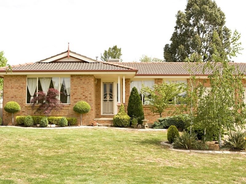 2 Pineview Circuit, Young NSW 2594