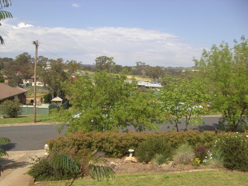 11 Keevil, Young NSW 2594