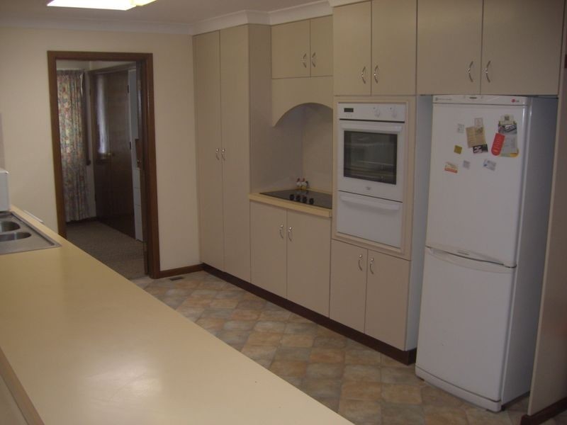 11 Keevil, Young NSW 2594