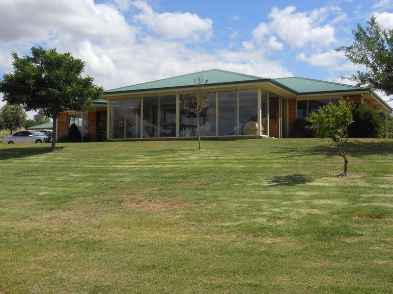 52 Newtons Rd, Young NSW 2594