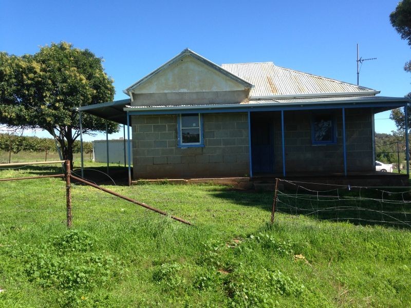 16 Hardys Road, Young NSW 2594