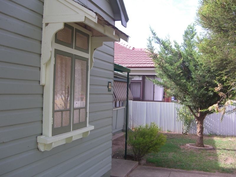 4 McLerie, Young NSW 2594