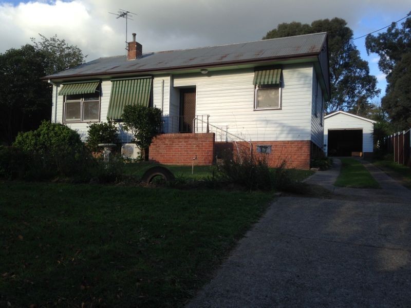 17 Blackett Avenue, Young NSW 2594