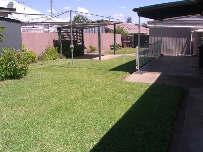 16 Clarke Street, Young NSW 2594