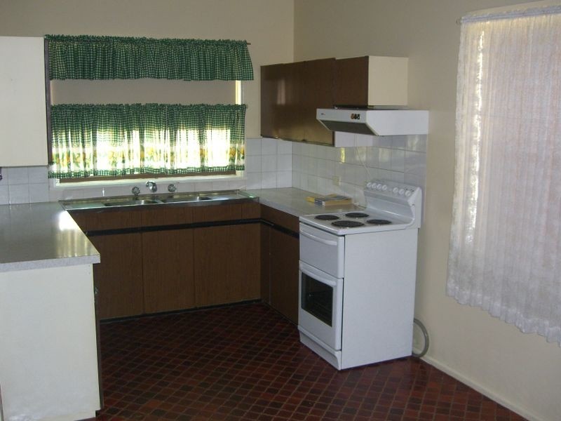 16 Clarke Street, Young NSW 2594