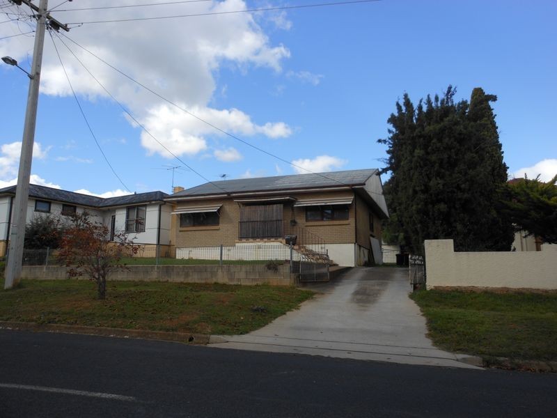 35 Blackett Ave, Young NSW 2594