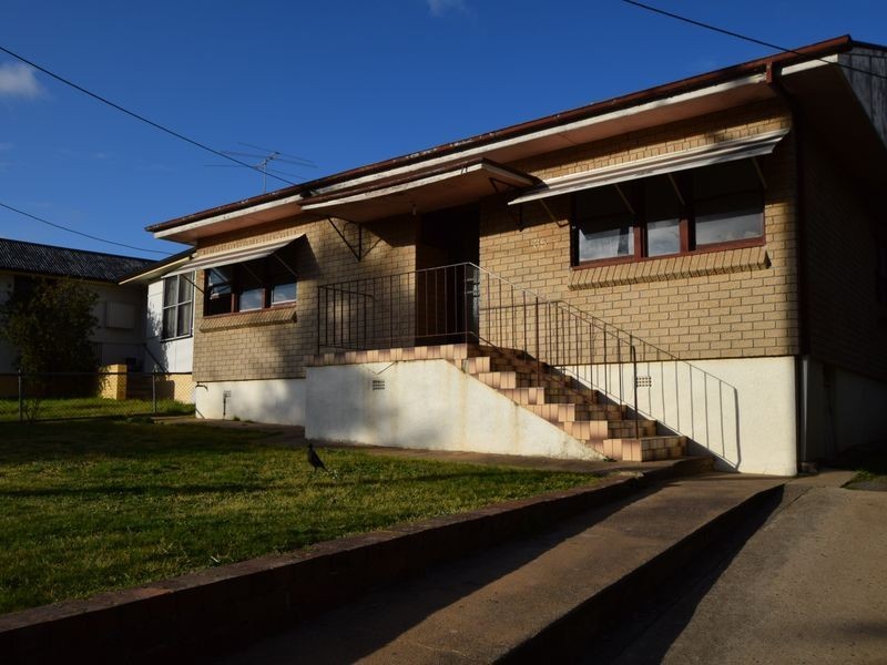 35 Blackett Ave, Young NSW 2594