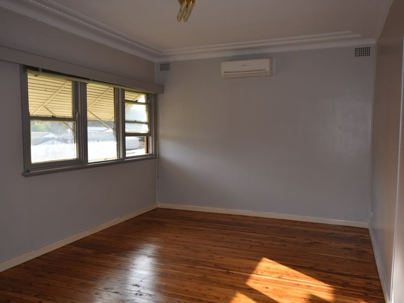 35 Blackett Ave, Young NSW 2594