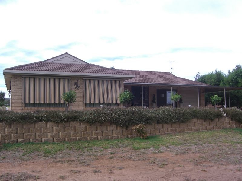 20 Pitstone Road, Young NSW 2594