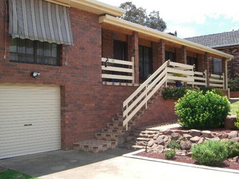 17 HARDY AVE, Young NSW 2594