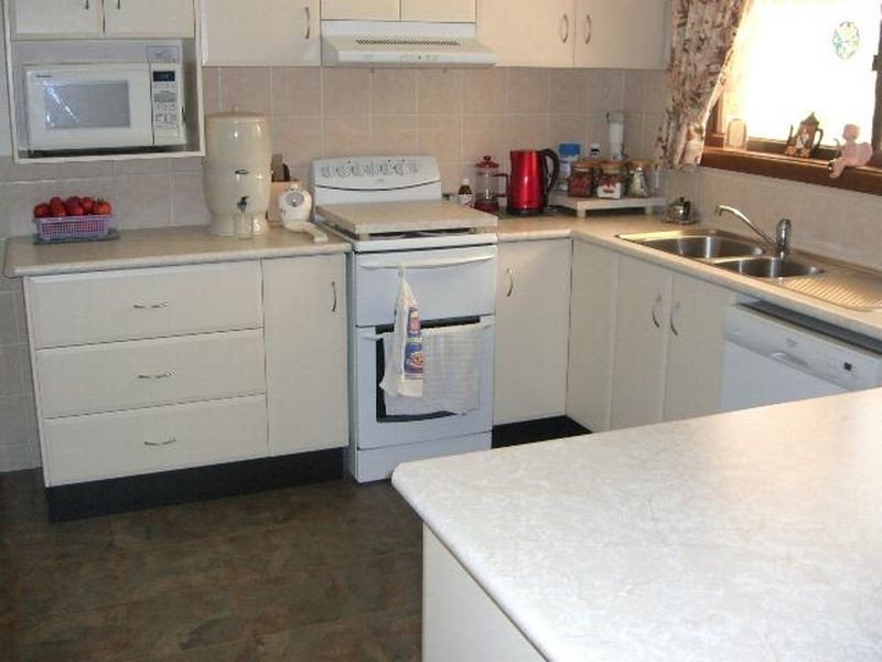 17 HARDY AVE, Young NSW 2594