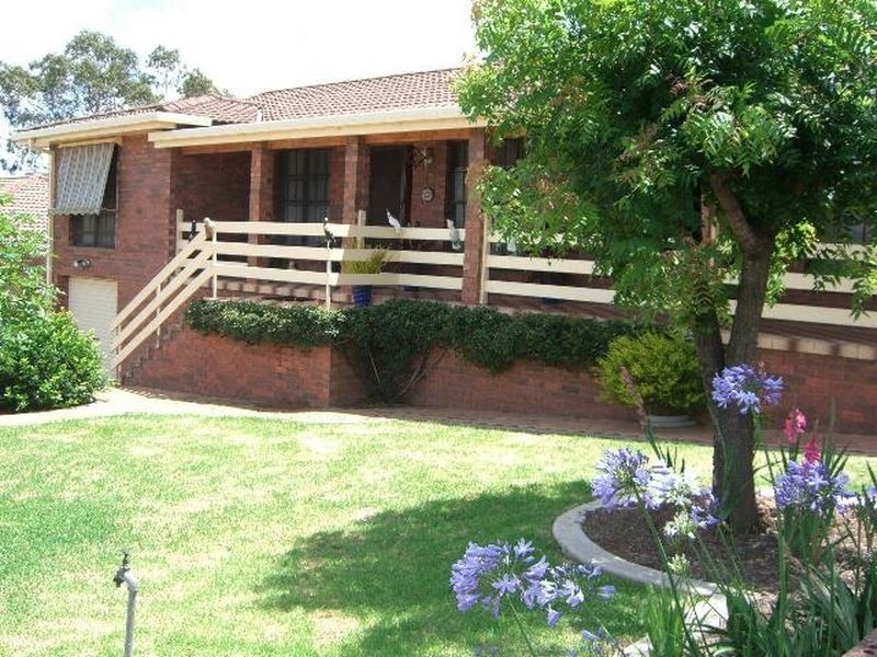 17 HARDY AVE, Young NSW 2594