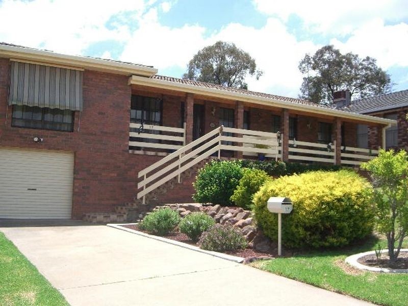 17 HARDY AVE, Young NSW 2594