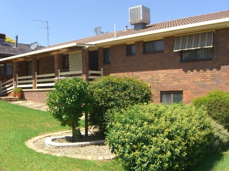 17 HARDY AVE, Young NSW 2594