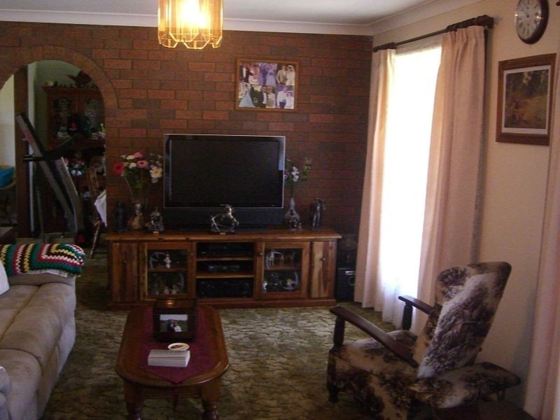 17 HARDY AVE, Young NSW 2594