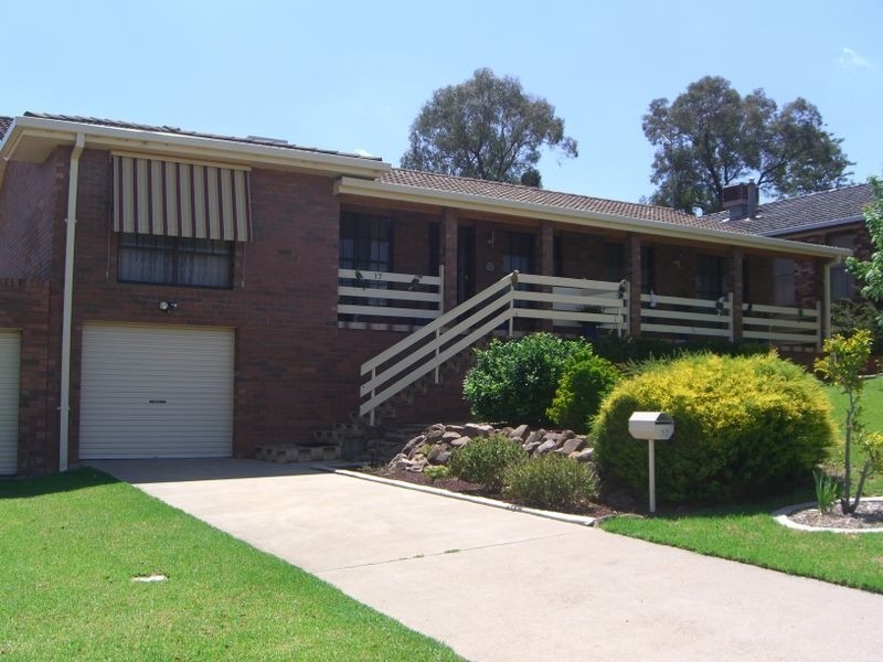 17 HARDY AVE, Young NSW 2594