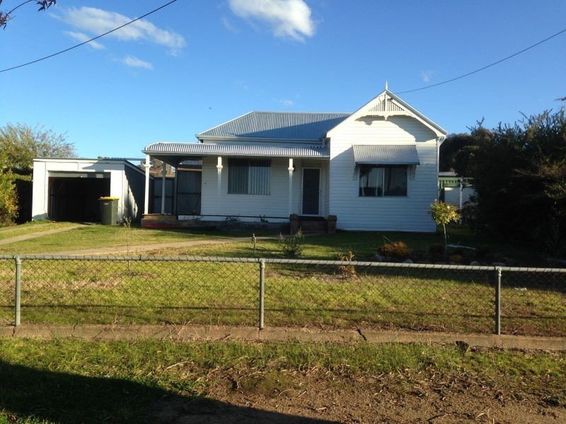 18 Currawong Street, Young NSW 2594