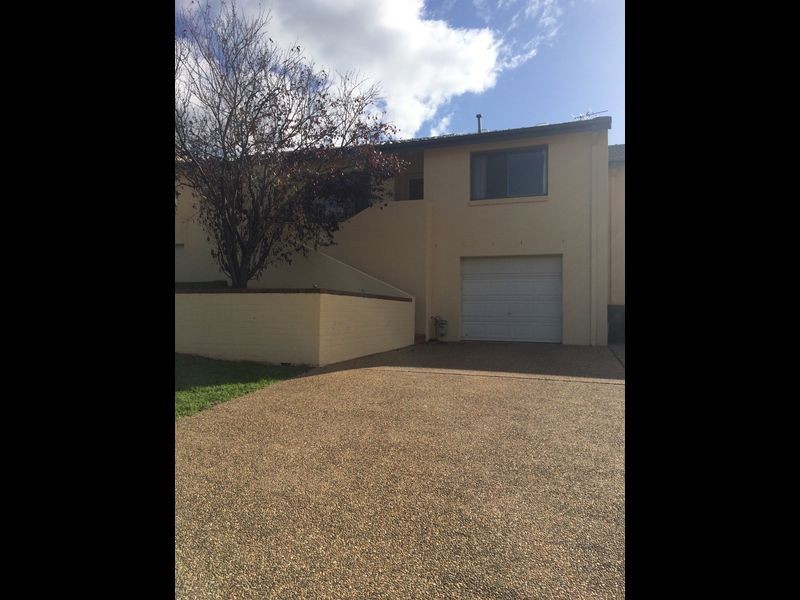 2/77 Thornhill Street, Young NSW 2594