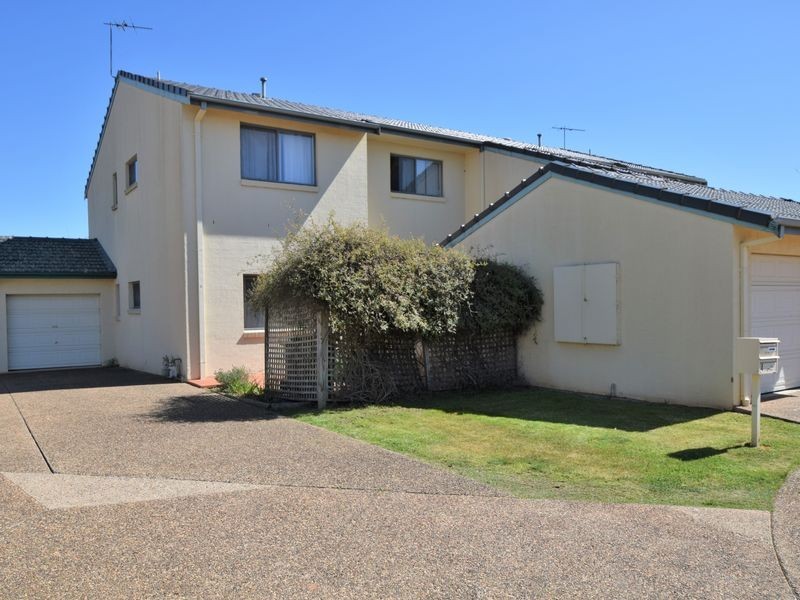 4/4 Old Barracks Lane, Young NSW 2594