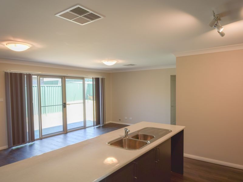 5 Molloy Place, Young NSW 2594