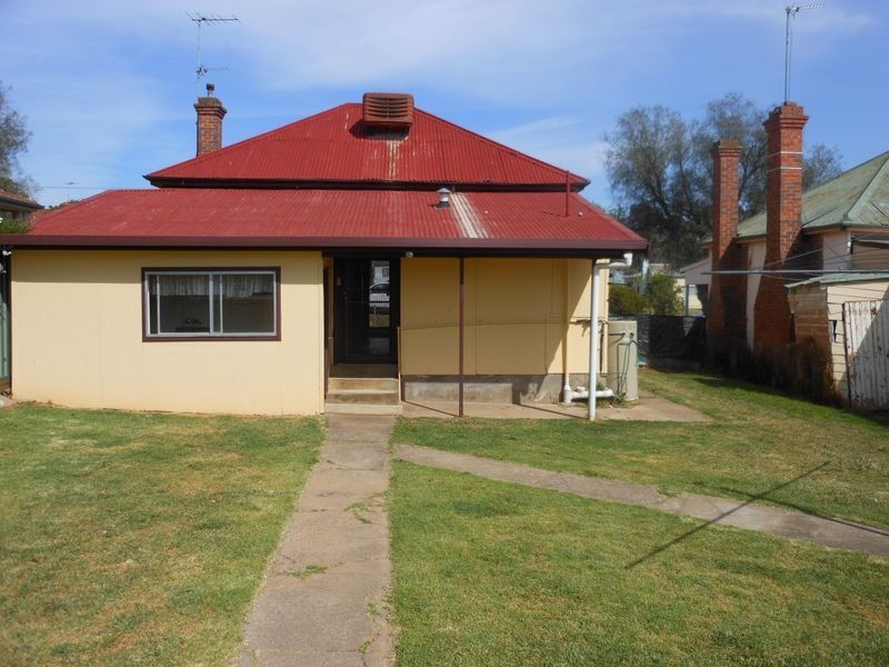 18 Yass Street, Young NSW 2594