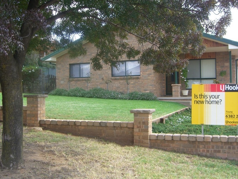 33 Cowper Street, Young NSW 2594