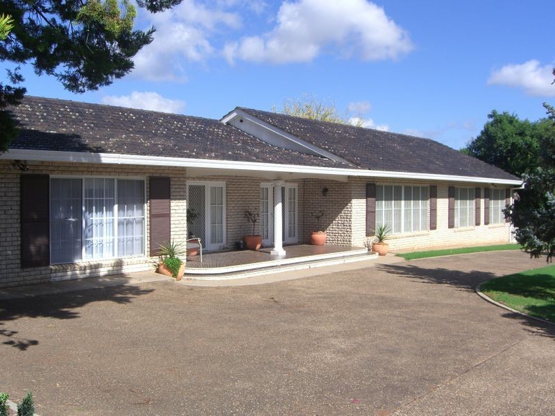 6 Edward, Young NSW 2594