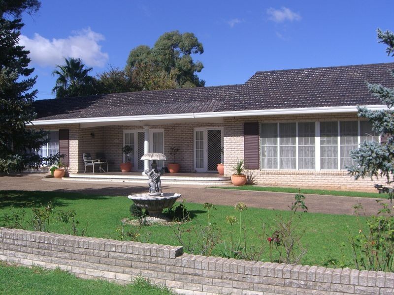 6 Edward, Young NSW 2594