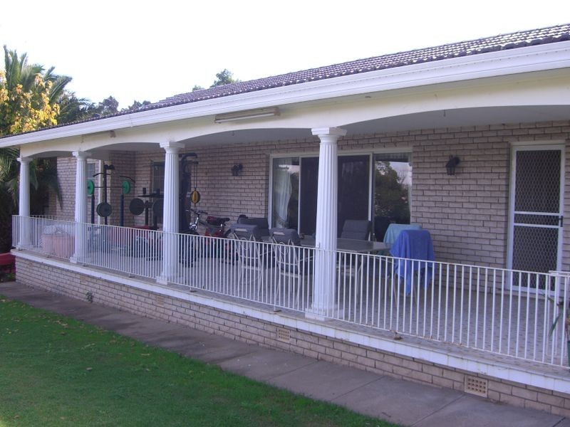 6 Edward, Young NSW 2594