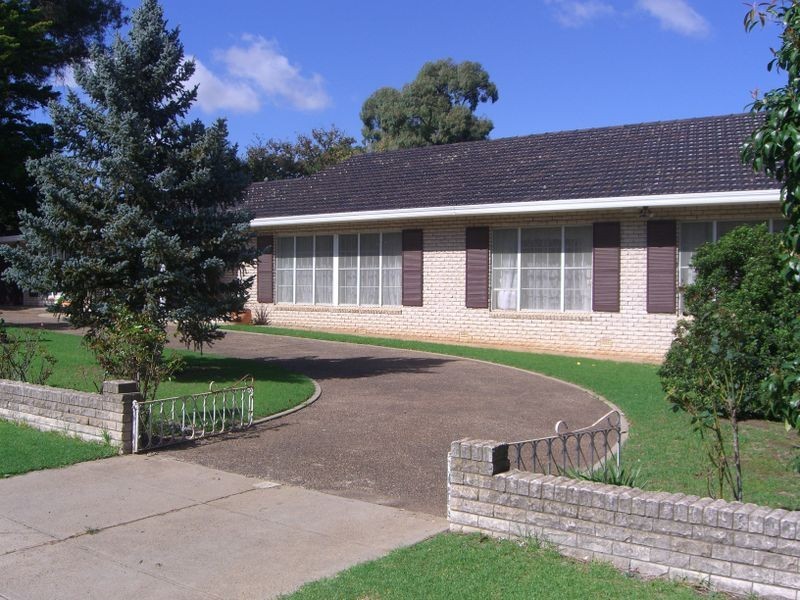 6 Edward, Young NSW 2594