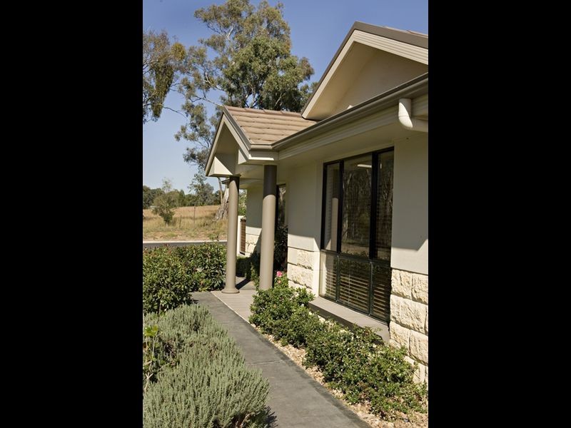 97a Binalong Street, Young NSW 2594