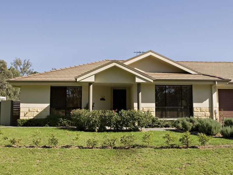 97a Binalong Street, Young NSW 2594