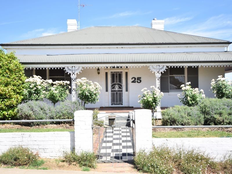 25 Wombat Street, Young NSW 2594