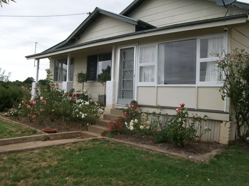 5 Pine Rd, Young NSW 2594