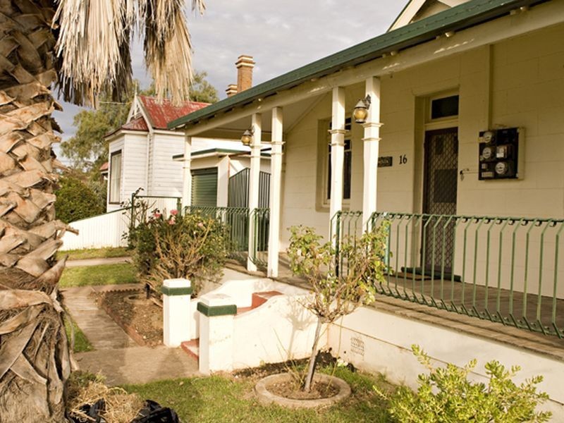 16 Currawong Street, Young NSW 2594