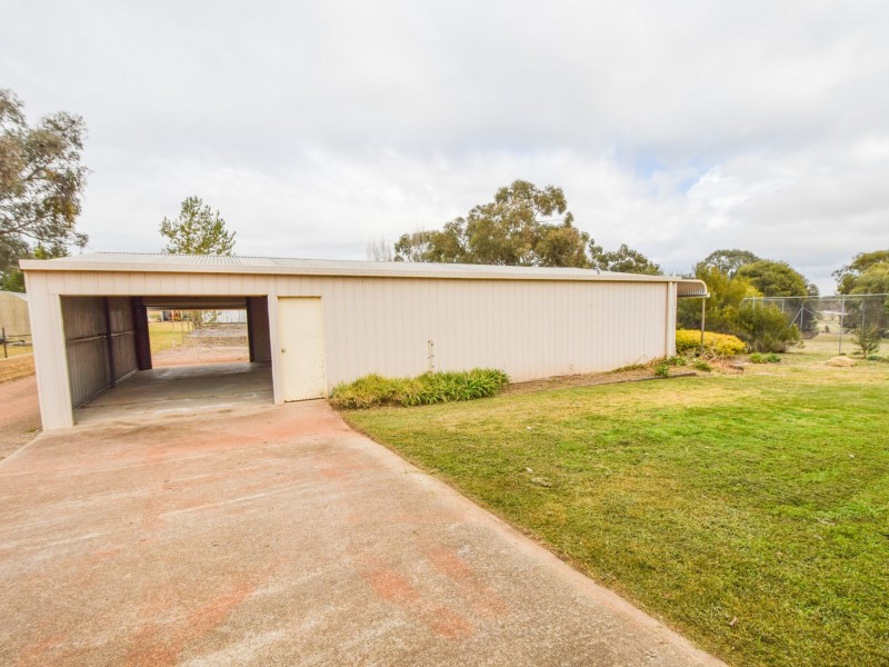 38 Chums Lane, Young NSW 2594