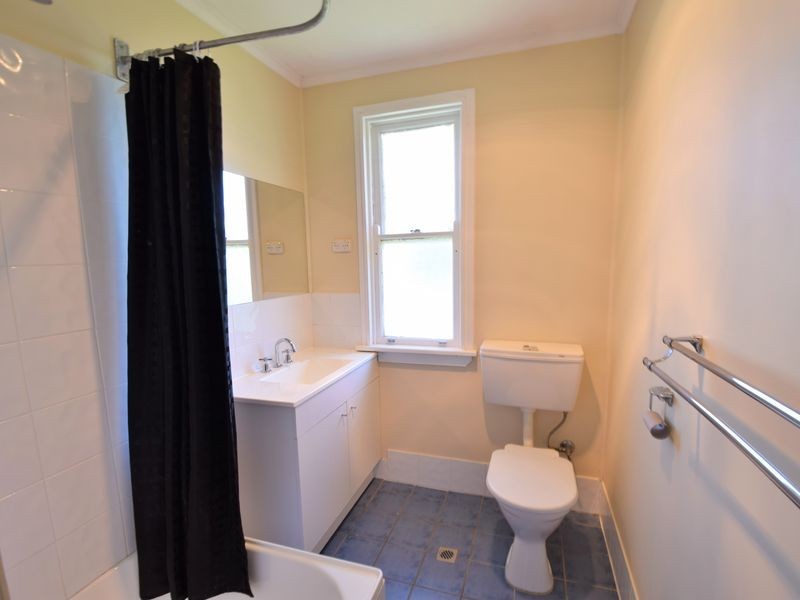 17 Clifton Street, Young NSW 2594