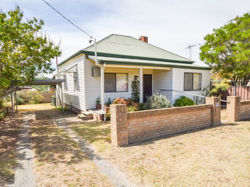 7 Currawong Street, Young NSW 2594