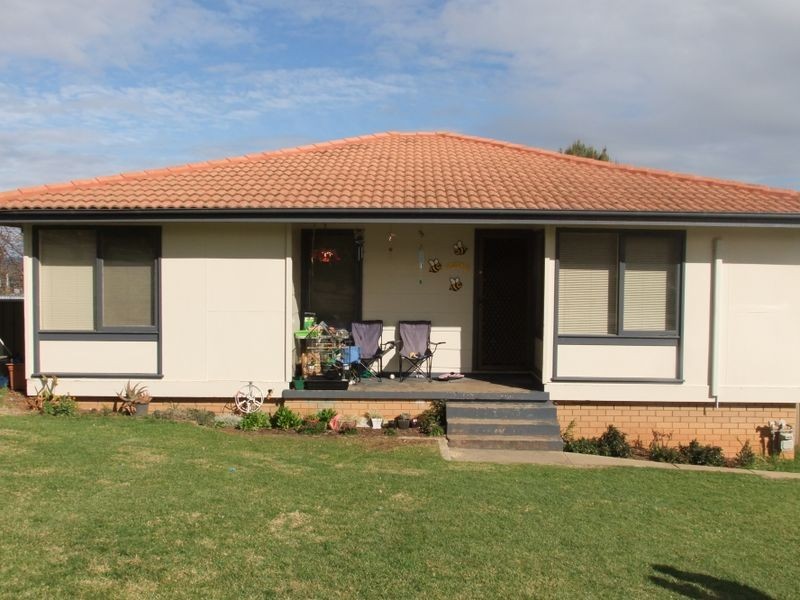 17 Cook Crescent, Young NSW 2594
