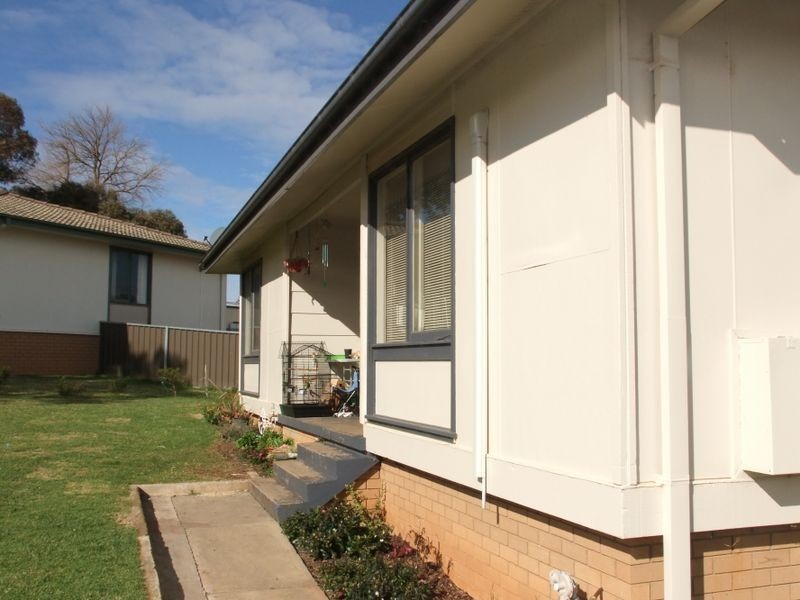 17 Cook Crescent, Young NSW 2594