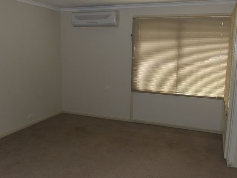 17 Cook Crescent, Young NSW 2594