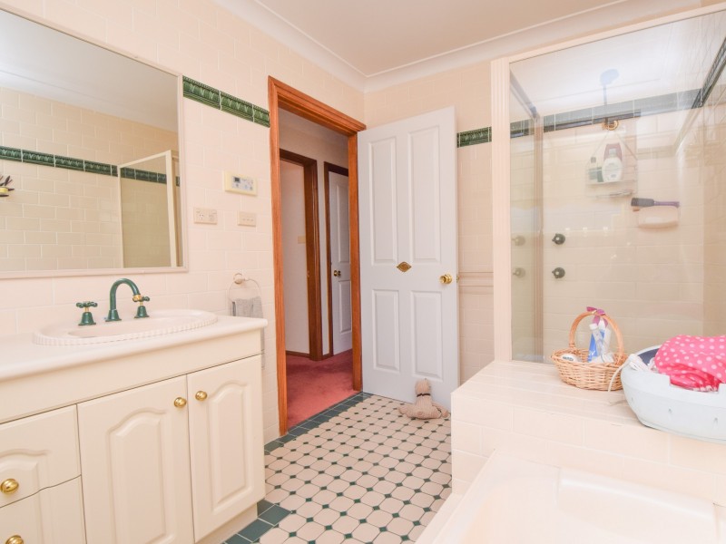 15 Petticoat Lane, Young NSW 2594