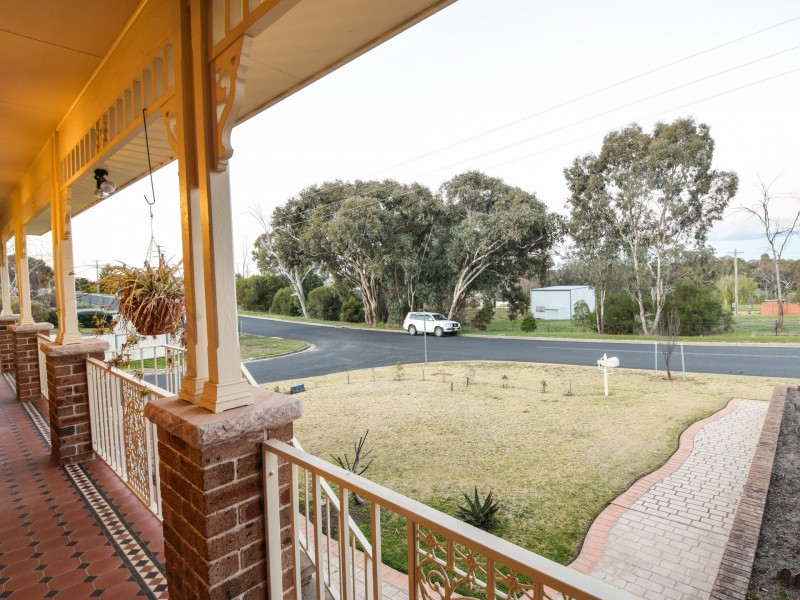 15 Petticoat Lane, Young NSW 2594