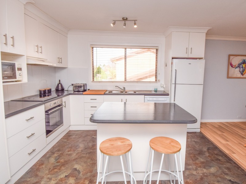 9 Hardy Avenue, Young NSW 2594