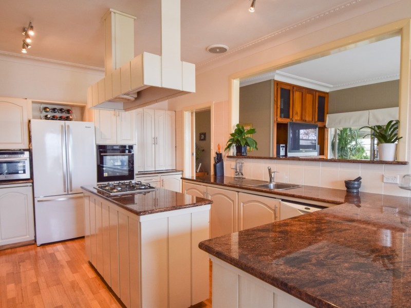 11 White Street, Young NSW 2594