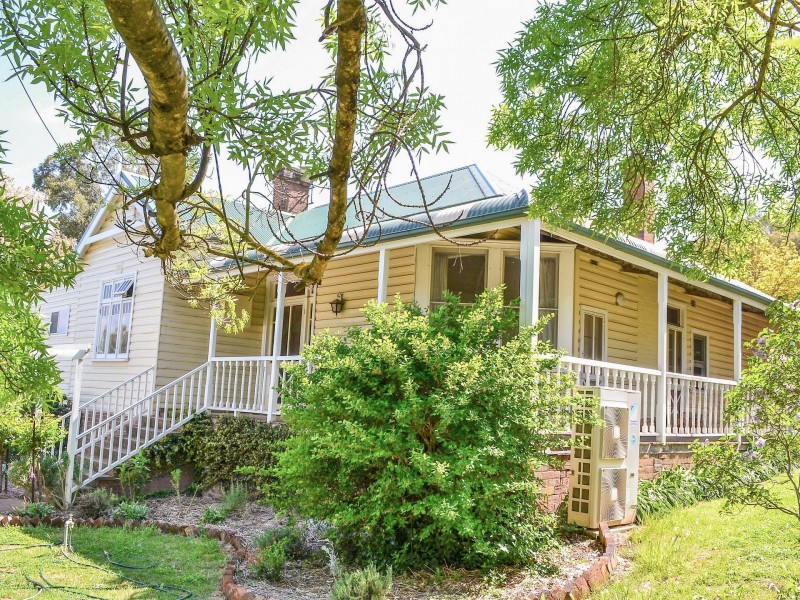 35 Whiteman Avenue, Young NSW 2594